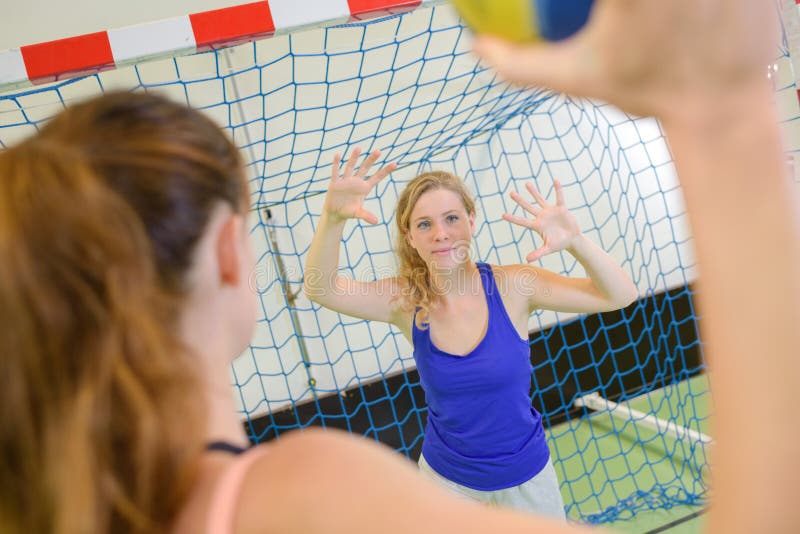 Żeńska atleta przygotowywająca strzelać handball cel zdjęcie stock Żeńska atleta przygotowywająca strzelać handball cel zdjęcie stock