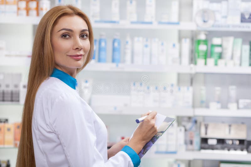 Żeńska farmaceuta pracuje przy jej apteką obrazy royalty free Żeńska farmaceuta pracuje przy jej apteką obrazy royalty free