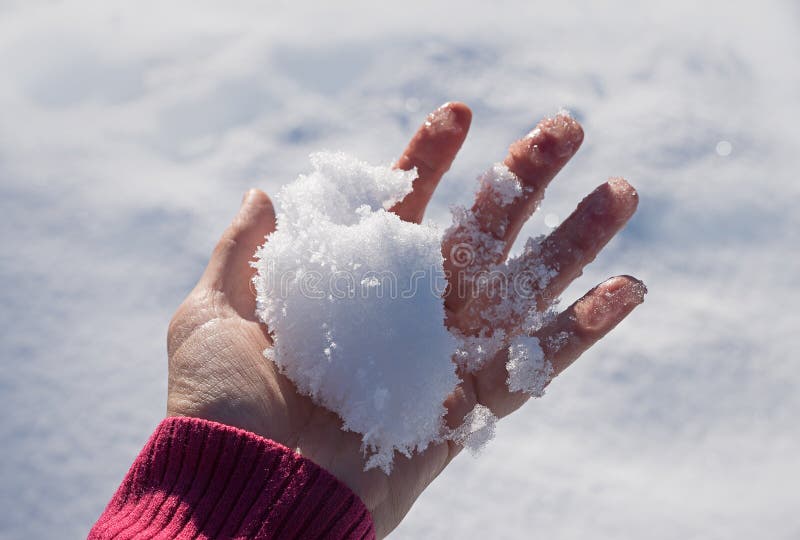 Żeńska ręka z mroźnym snowball fotografia stock Żeńska ręka z mroźnym snowball fotografia stock