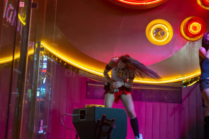Żeńska wykonawcy hard rock kawiarnia zdjęcie stock Żeńska wykonawcy hard rock kawiarnia zdjęcie stock
