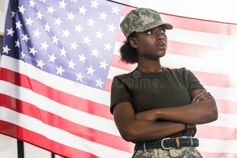 Żeński amerykanin afrykańskiego pochodzenia wojska żołnierz w kamuflażu odziewa przed