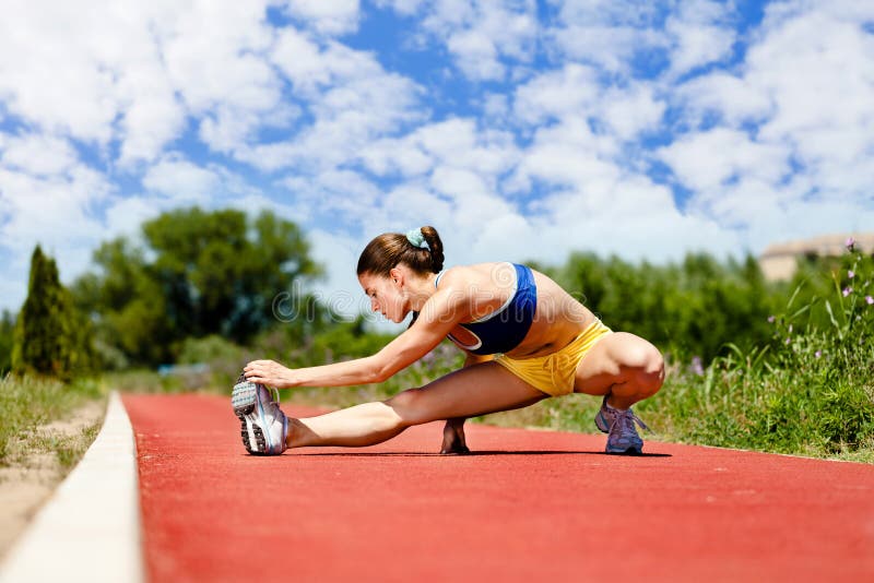 Żeński atlety rozciąganie zdjęcie royalty free Żeński atlety rozciąganie zdjęcie royalty free