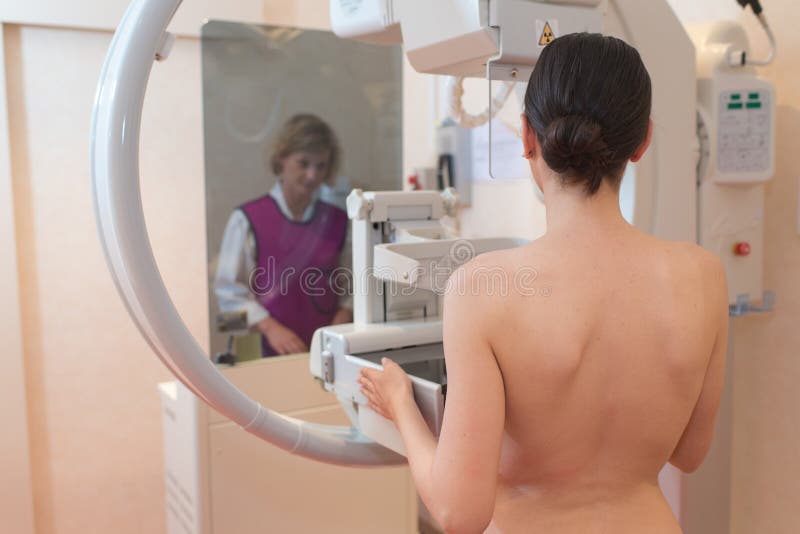 Żeński cierpliwy przechodzi mammografia w klinice obraz stock Żeński cierpliwy przechodzi mammografia w klinice obraz stock