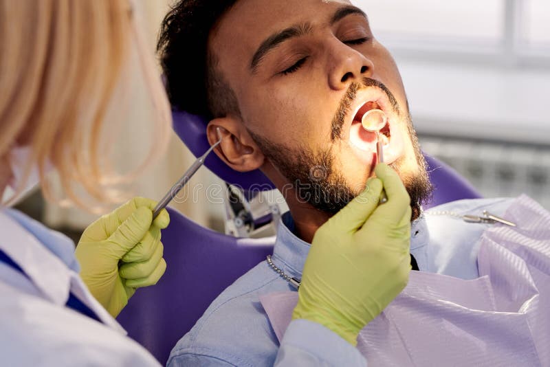 Żeński dentysty spełniania egzamin fotografia stock Żeński dentysty spełniania egzamin fotografia stock