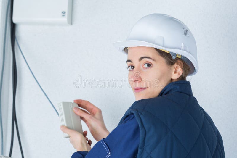 Żeński pracownik jest ubranym hardhat obraz royalty free Żeński pracownik jest ubranym hardhat obraz royalty free
