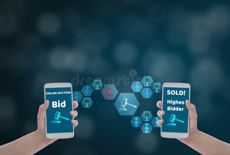 Żeński ręki mienia smartphone Wchodzić do cenę dla oferty, przez sieci bezprzewodowej na błękitnym bokeh tle z aukcyjną ikoną, po obraz royalty free Żeński ręki mienia smartphone Wchodzić do cenę dla oferty, przez sieci bezprzewodowej na błękitnym bokeh tle z aukcyjną ikoną, po obraz royalty free