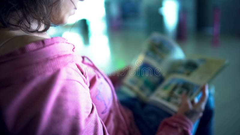 Żeński turystyczny patrzeć przez magazynu, czekający samolot, wybierający podróży wycieczkę turysyczną zdjęcie royalty free Żeński turystyczny patrzeć przez magazynu, czekający samolot, wybierający podróży wycieczkę turysyczną zdjęcie royalty free