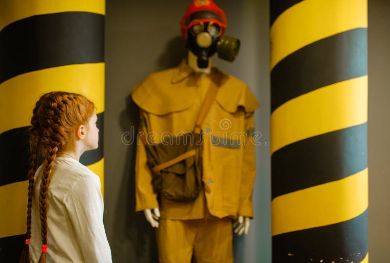 Żeńskiego dziecka spojrzenia na palacza mannequin, playroom fotografia stock Żeńskiego dziecka spojrzenia na palacza mannequin, playroom fotografia stock