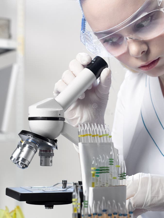 Żeńskiego ucznia lab asystent w ochronnych szkłach pracuje z zdjęcia royalty free Żeńskiego ucznia lab asystent w ochronnych szkłach pracuje z zdjęcia royalty free
