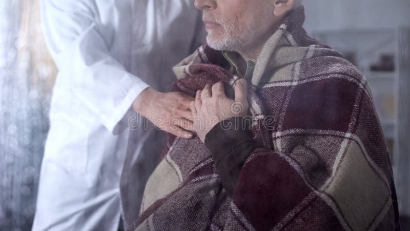 Żeńskiej pielęgniarki nakrywkowy męski pacjent z koc, hospicjum opieka, starości choroba zdjęcia royalty free Żeńskiej pielęgniarki nakrywkowy męski pacjent z koc, hospicjum opieka, starości choroba zdjęcia royalty free