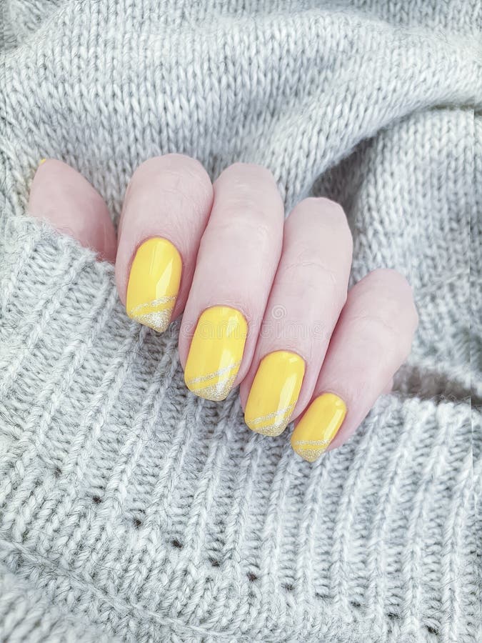 Żeńskiej ręki manicure'u piękna puloweru żółty salon relaksuje zimy dekorację zdjęcie royalty free Żeńskiej ręki manicure'u piękna puloweru żółty salon relaksuje zimy dekorację zdjęcie royalty free