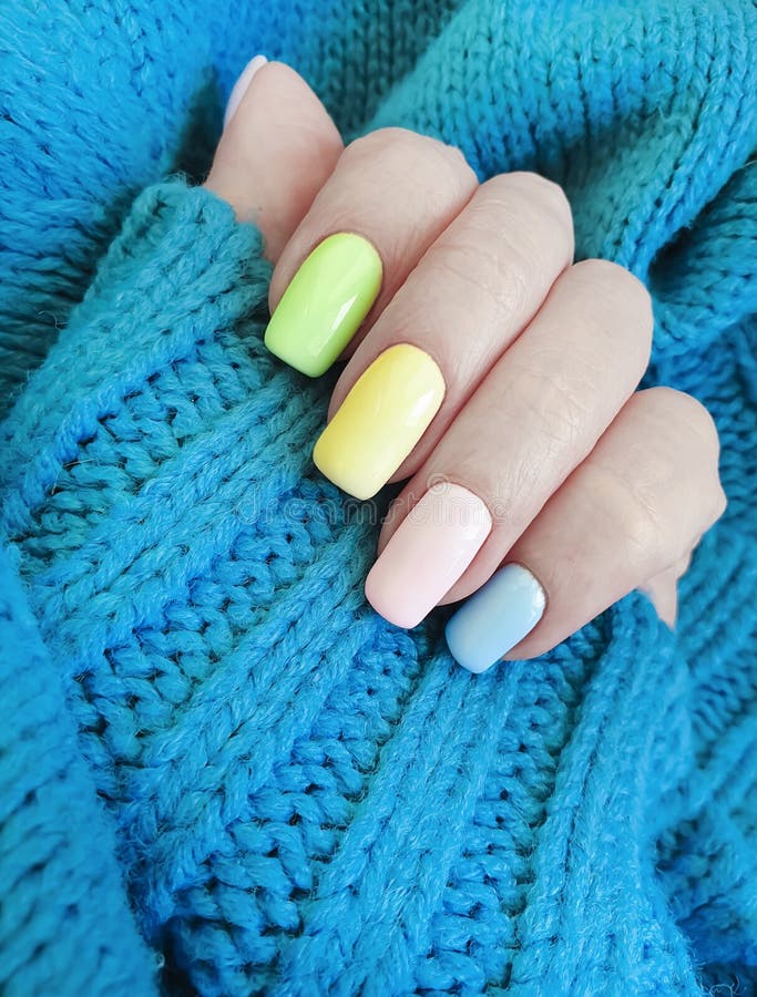 Żeńskiej ręki manicure'u puloweru piękny splendor obrazy royalty free Żeńskiej ręki manicure'u puloweru piękny splendor obrazy royalty free