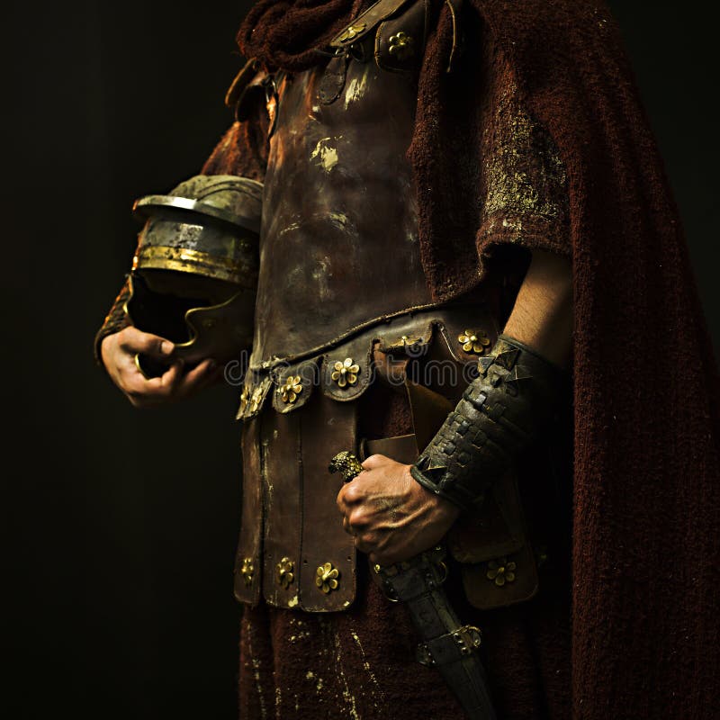 żołnierz rzymski ze swoją zbroją i czarnym tłem
