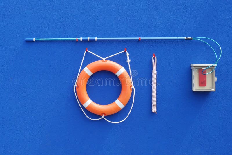 Życia boja arkana na błękitnej ścianie i pierścionek fotografia stock Życia boja arkana na błękitnej ścianie i pierścionek fotografia stock
