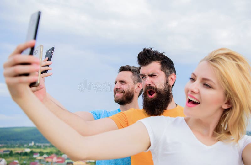 Życie online Ludzie bierze selfie lub leje się online wideo Mobilny internet i ogólnospołeczne sieci Mobilna zależność zdjęcie royalty free Życie online Ludzie bierze selfie lub leje się online wideo Mobilny internet i ogólnospołeczne sieci Mobilna zależność zdjęcie royalty free