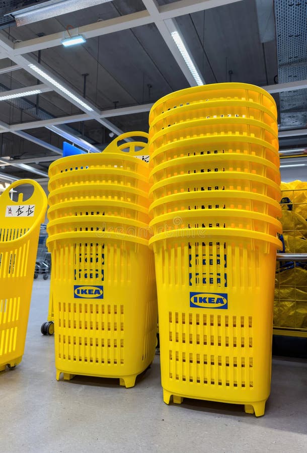 żywe, żółte koszyki ikea w nowoczesnym sklepie fotografia royalty free