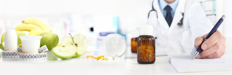 Żywiona lekarka pisze medycznej recepcie dla correc fotografia stock Żywiona lekarka pisze medycznej recepcie dla correc fotografia stock