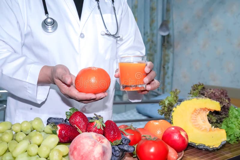 Żywionych doktorskich mienie owoc zdrowy jedzenie zdjęcie stock Żywionych doktorskich mienie owoc zdrowy jedzenie zdjęcie stock