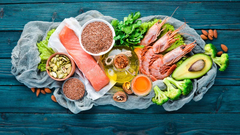 Żywność zawierająca omega 3 Witamina Zdrowe żywność: awokado, ryby, krewetki, brokuły, len, orzechy, jaja, pietruszka Widok z gór obraz stock Żywność zawierająca omega 3 Witamina Zdrowe żywność: awokado, ryby, krewetki, brokuły, len, orzechy, jaja, pietruszka Widok z gór obraz stock