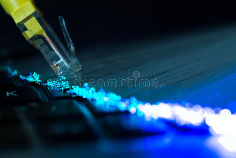 Żółta internet zmiana na laptop klawiaturze, jarzy się kolorowych światłowody fotografia royalty free Żółta internet zmiana na laptop klawiaturze, jarzy się kolorowych światłowody fotografia royalty free