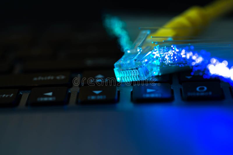 Żółta internet zmiana na laptop klawiaturze, jarzy się kolorowych światłowody obrazy royalty free Żółta internet zmiana na laptop klawiaturze, jarzy się kolorowych światłowody obrazy royalty free