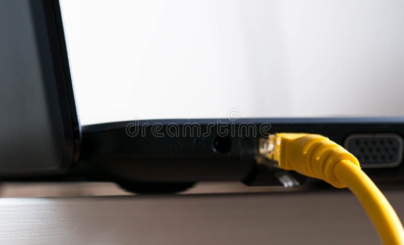 Żółta internet zmiana łącząca laptop fotografia stock Żółta internet zmiana łącząca laptop fotografia stock
