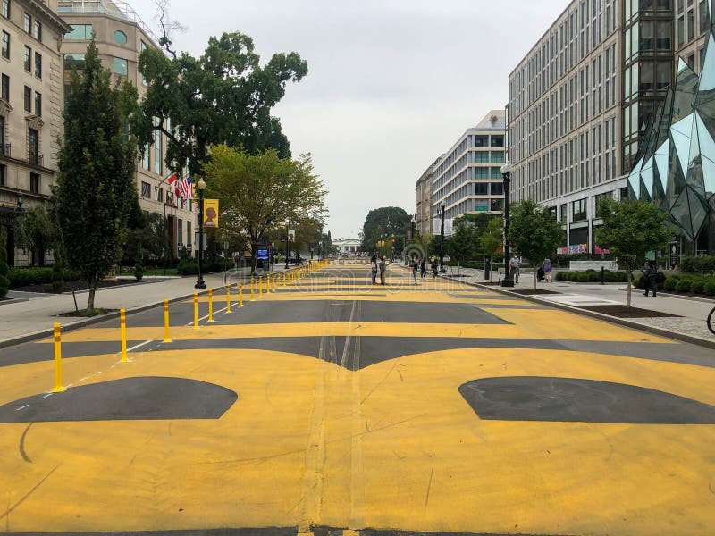 Żółte litery na Czarnym Życiu Matter Plaza zwrócona w stronę Białego Domu