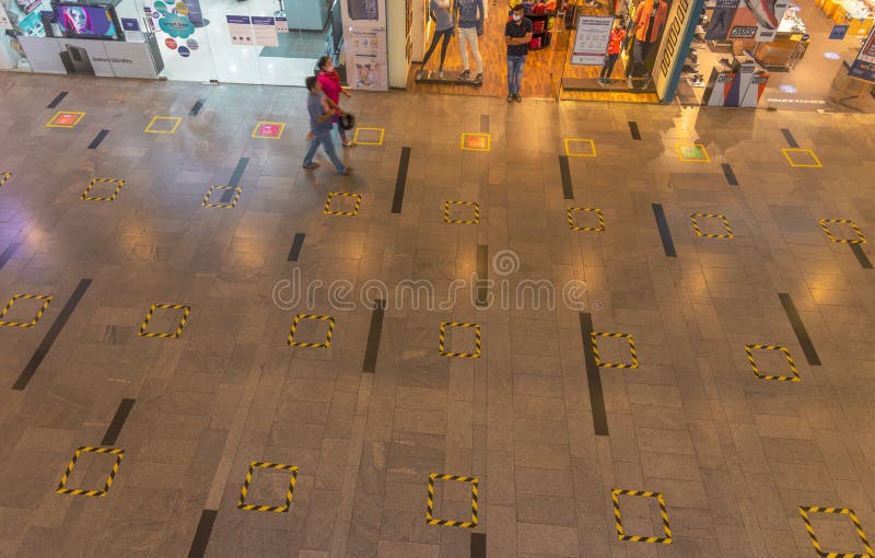 żółte pudełka na podłodze centrum handlowego. obraz stock