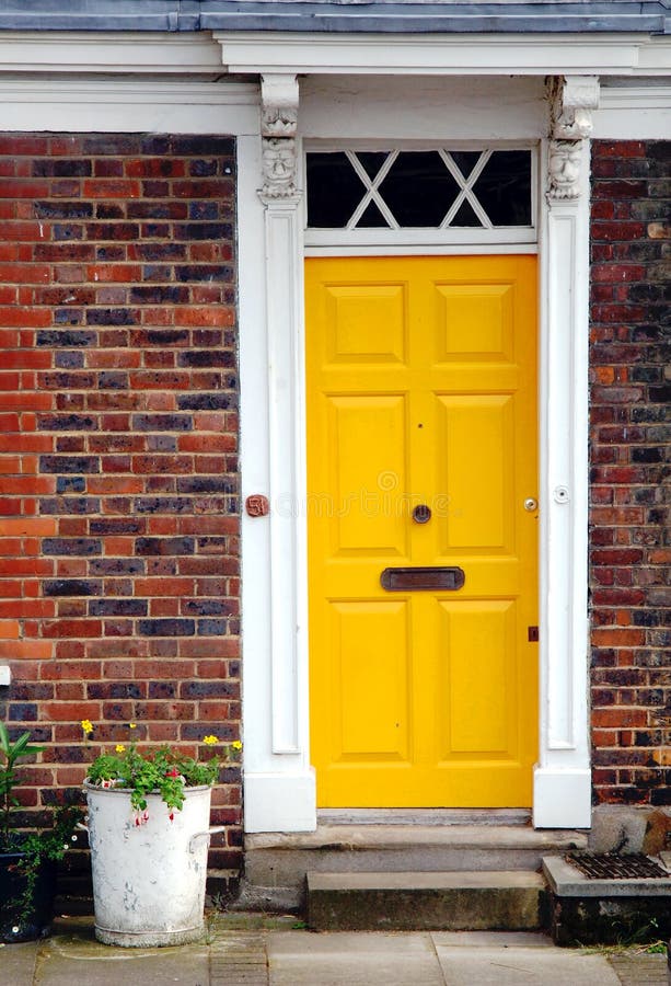 Żółty drzwi