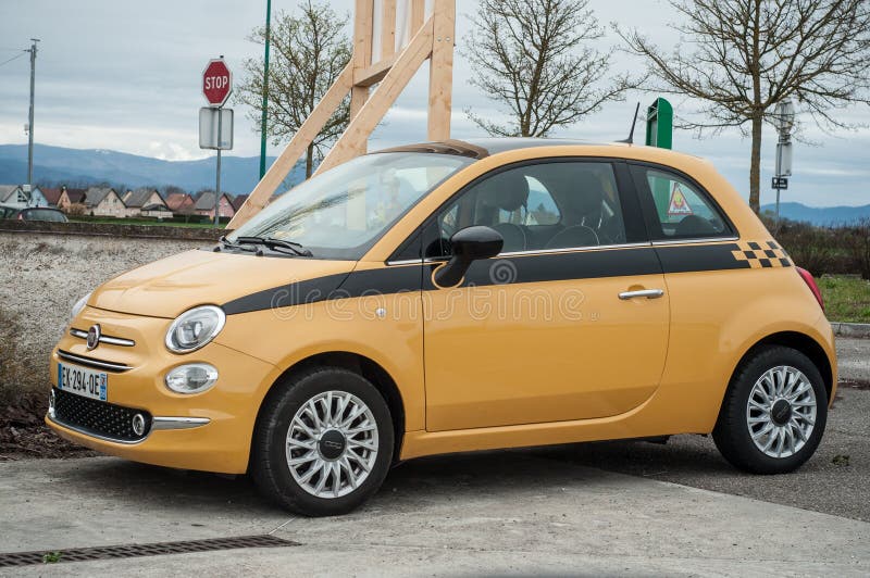 Fiat 500 Żółty Kolor Parkujący Obraz Stock Editorial