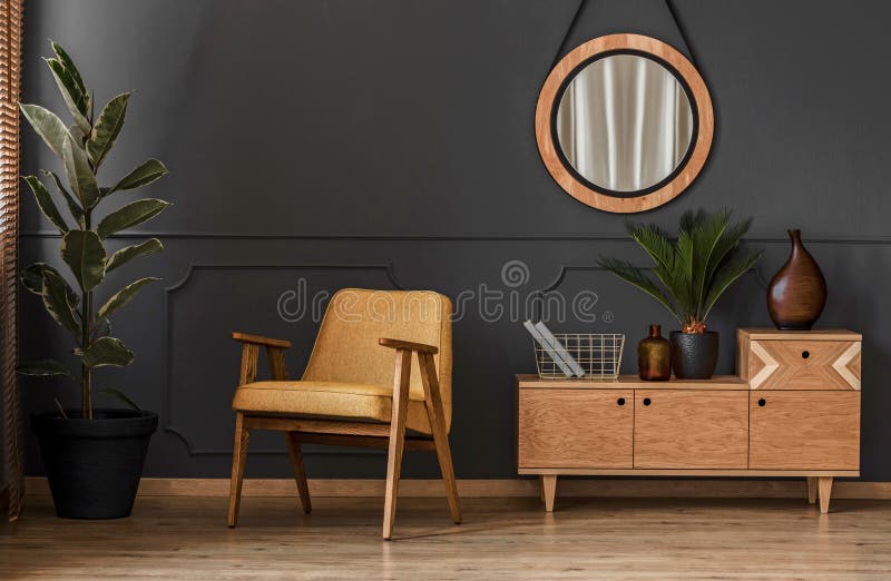Żółty krzesło w retro wnętrzu zdjęcia stock Żółty krzesło w retro wnętrzu zdjęcia stock