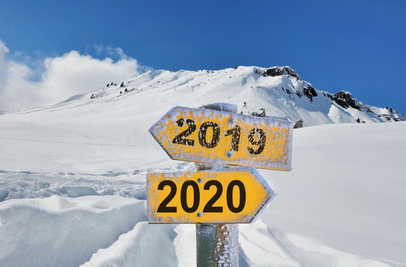 żółty panel 2019 i 2020 przed snowy górski krajobraz pod niebieskim niebem fotografia royalty free żółty panel 2019 i 2020 przed snowy górski krajobraz pod niebieskim niebem fotografia royalty free