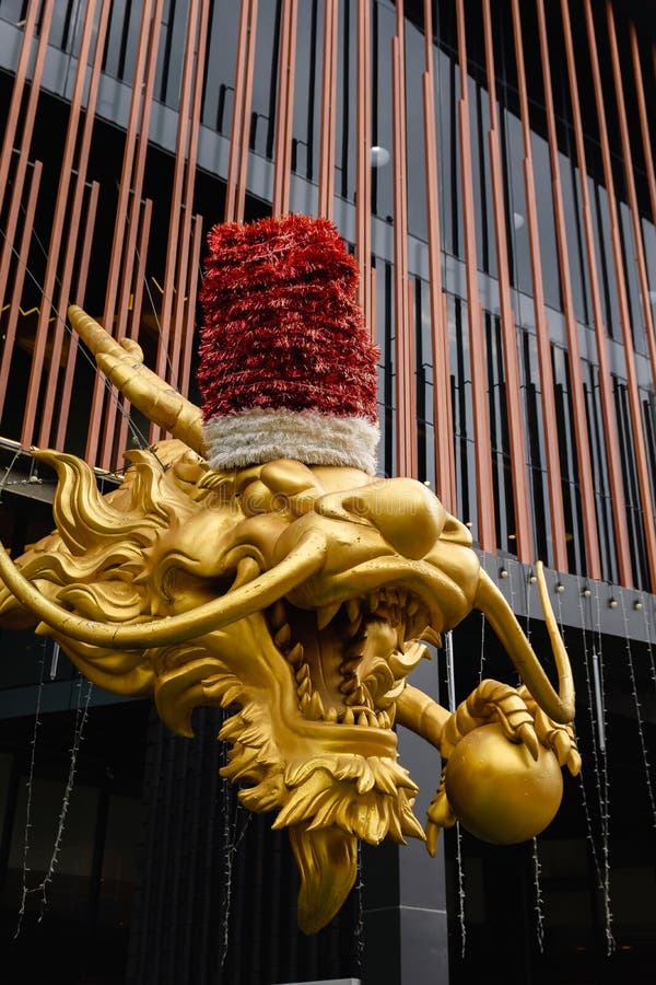 żółty smok przy wejściu do centrum handlowego im chinatown obrazy stock