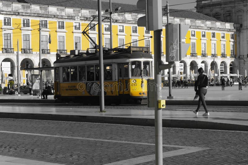 Żółty tram&building Lisboa zdjęcie royalty free Żółty tram&building Lisboa zdjęcie royalty free