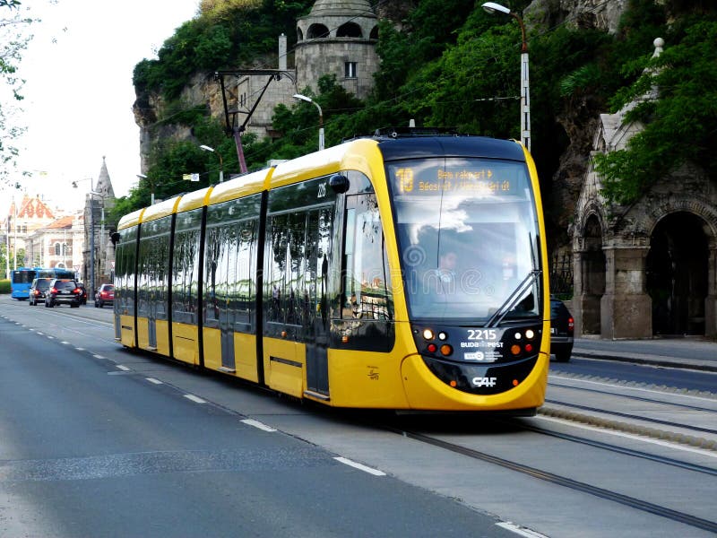 Żółty tramwaj na Budapest ulicie z kamienia wierza & wieżyczce za zdjęcia royalty free Żółty tramwaj na Budapest ulicie z kamienia wierza & wieżyczce za zdjęcia royalty free
