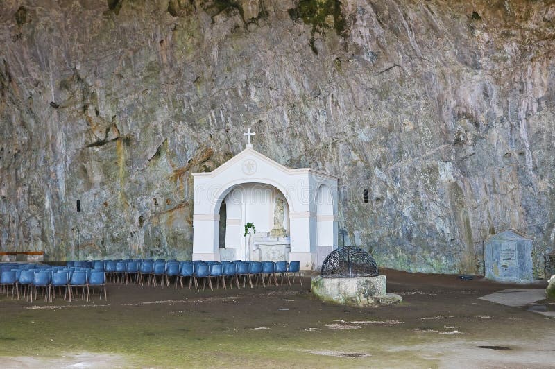 Άδυτο Grotta della του ST Μαρία. Praia μια φοράδα. Καλαβρία. Ιταλία. στοκ φωτογραφίες με δικαίωμα ελεύθερης χρήσης Άδυτο Grotta della του ST Μαρία. Praia μια φοράδα. Καλαβρία. Ιταλία. στοκ φωτογραφίες με δικαίωμα ελεύθερης χρήσης