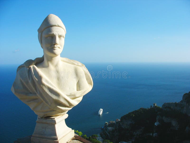 Άγαλμα στη βίλα Cimbrone στην ακτή της Αμάλφης σε Ravello, Ιταλία στοκ εικόνα με δικαίωμα ελεύθερης χρήσης Άγαλμα στη βίλα Cimbrone στην ακτή της Αμάλφης σε Ravello, Ιταλία στοκ εικόνα με δικαίωμα ελεύθερης χρήσης