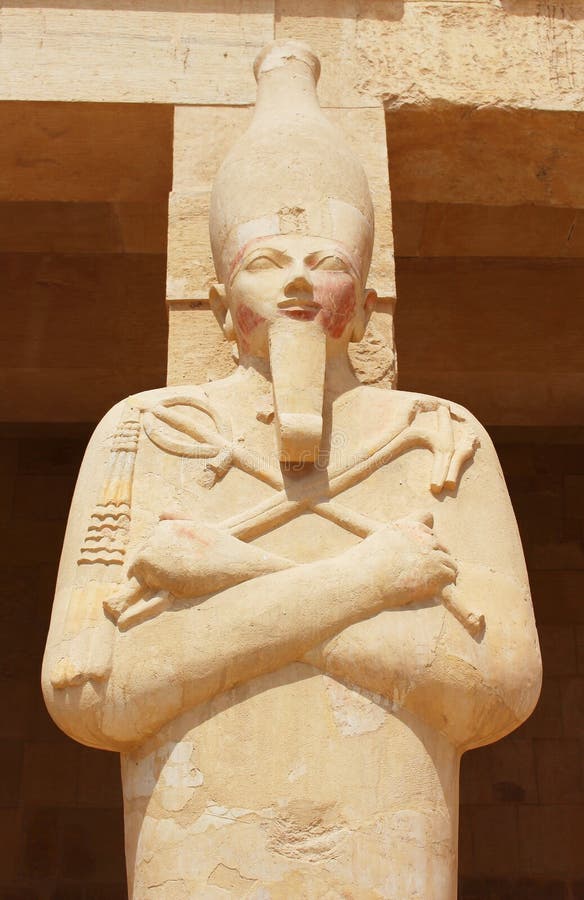 Άγαλμα της βασίλισσας Hatshepsut που περιβάλλει τη κυρία είσοδος του ναού της σε Luxor στοκ εικόνες με δικαίωμα ελεύθερης χρήσης Άγαλμα της βασίλισσας Hatshepsut που περιβάλλει τη κυρία είσοδος του ναού της σε Luxor στοκ εικόνες με δικαίωμα ελεύθερης χρήσης