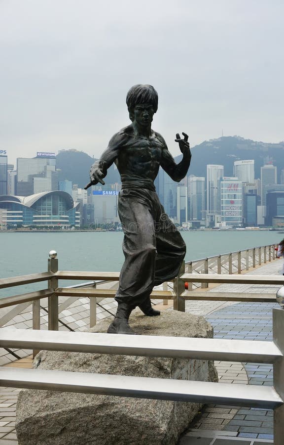 Άγαλμα του Bruce Lee στη λεωφόρο των αστεριών στο Χονγκ Κονγκ στοκ εικόνες Άγαλμα του Bruce Lee στη λεωφόρο των αστεριών στο Χονγκ Κονγκ στοκ εικόνες