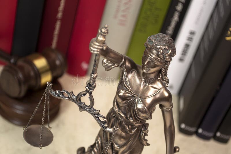 Άγαλμα δικαιοσύνης σε ένα γραφείο στοκ εικόνες Άγαλμα δικαιοσύνης σε ένα γραφείο στοκ εικόνες