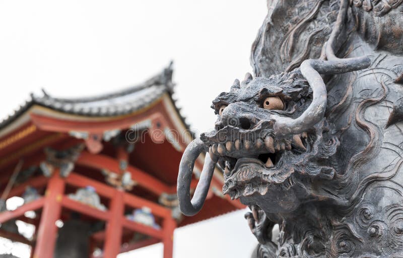 Άγαλμα δράκων μπροστά από την πύλη ναών kiyomizu-dera, Κιότο, Ιαπωνία στοκ φωτογραφίες Άγαλμα δράκων μπροστά από την πύλη ναών kiyomizu-dera, Κιότο, Ιαπωνία στοκ φωτογραφίες