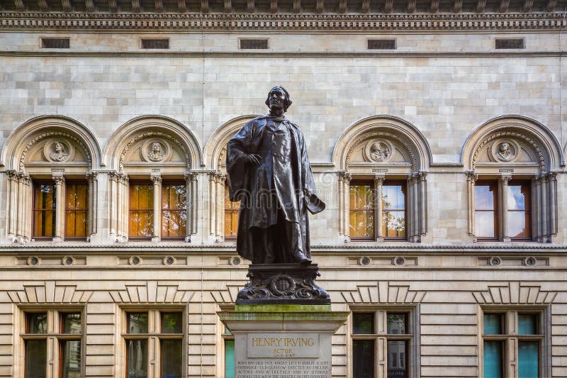 Άγαλμα του Sir Henry Irving δίπλα στην εθνική στοά πορτρέτου στο Λονδίνο, UK στοκ εικόνες με δικαίωμα ελεύθερης χρήσης Άγαλμα του Sir Henry Irving δίπλα στην εθνική στοά πορτρέτου στο Λονδίνο, UK στοκ εικόνες με δικαίωμα ελεύθερης χρήσης