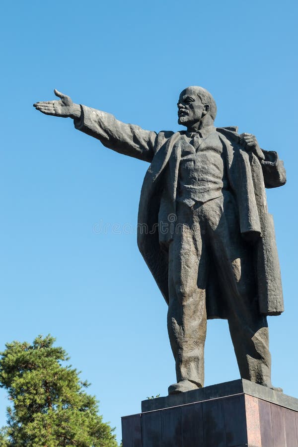 Άγαλμα του Βλαντιμίρ Λένιν Βλαντιμίρ Ilyich Ulyanov που στέκεται πίσω από το τετράγωνο της ΑΛΑ επίσης σε Bishkek, η πρωτεύουσα το στοκ εικόνες Άγαλμα του Βλαντιμίρ Λένιν Βλαντιμίρ Ilyich Ulyanov που στέκεται πίσω από το τετράγωνο της ΑΛΑ επίσης σε Bishkek, η πρωτεύουσα το στοκ εικόνες