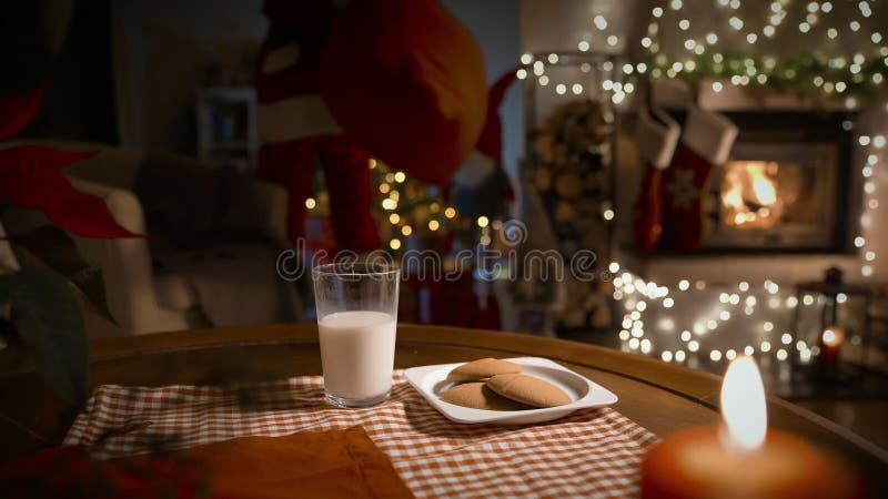 άγιος βασίλης που φέρνει δώρα τρώγοντας κουλουράκια τζίντζερ με γάλα