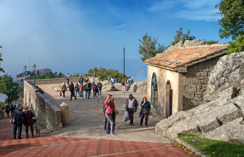 Άγιος Μαρίνος, Ιταλία - 15 Οκτωβρίου 2016: Η γέφυρα παρατήρησης μεταξύ των δύο φρουρίων στοκ φωτογραφία Άγιος Μαρίνος, Ιταλία - 15 Οκτωβρίου 2016: Η γέφυρα παρατήρησης μεταξύ των δύο φρουρίων στοκ φωτογραφία
