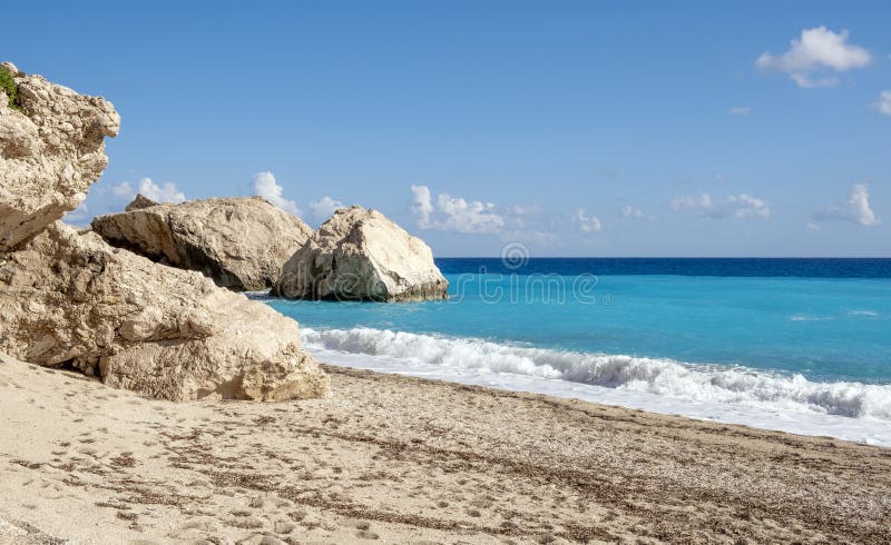 Άδεια όμορφη τροπική παραλία με τυρκουάζ θαλάσσιο και ροκ σχηματισμό στοκ εικόνες με δικαίωμα ελεύθερης χρήσης