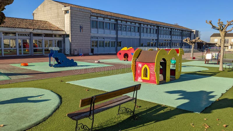 άδειο εξωτερικό σχολείο παιδική χαρά σχολικό προσχολικό κτίριο με μικρό σπίτι και παγκάκι