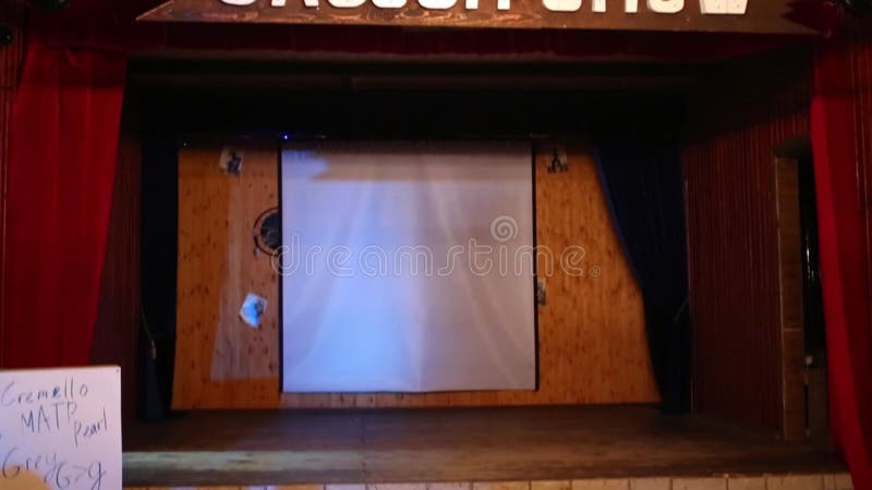 άδειο ξύλινο στάδιο σε στυλιζαρισμένο σαλούν απόθεμα βίντεο