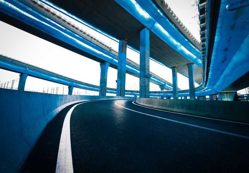 άδειο οδικό δάπεδο με γέφυρα viaducg πόλης με φώτα νέον νύχτα στοκ εικόνες
