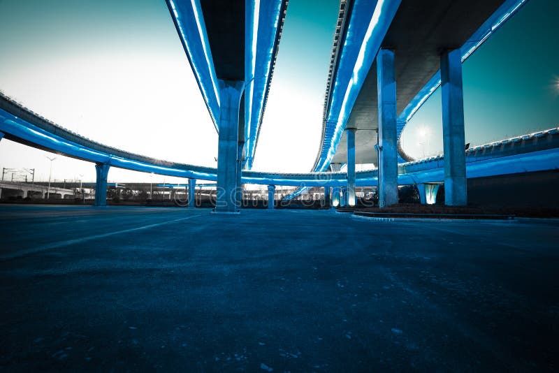 άδειο οδικό δάπεδο με γέφυρα viaducg πόλης με φώτα νέον νύχτα στοκ φωτογραφία με δικαίωμα ελεύθερης χρήσης